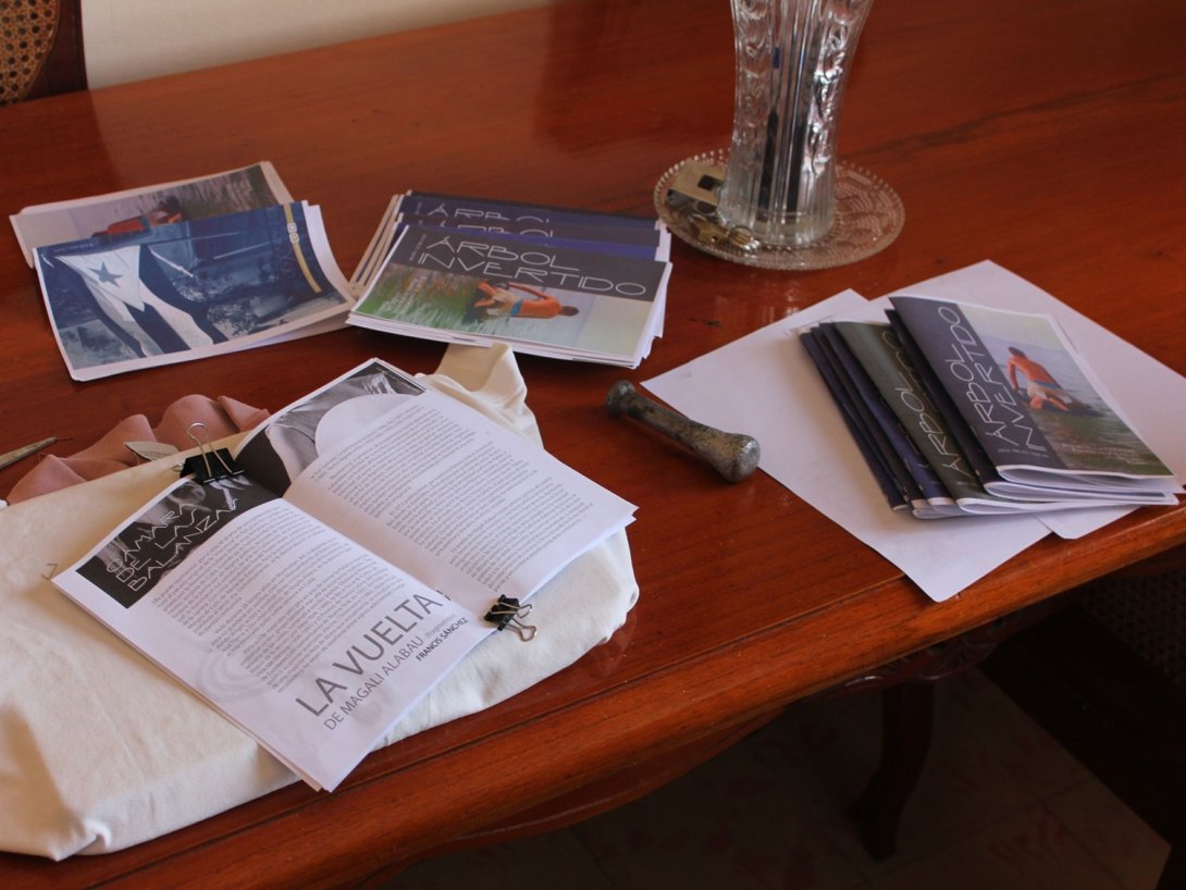 Mesa de trabajo utilizada para la elaboración artesanal de ejemplares impresos de Árbol Invertido durante su etapa de circulación alternativa en Cuba.