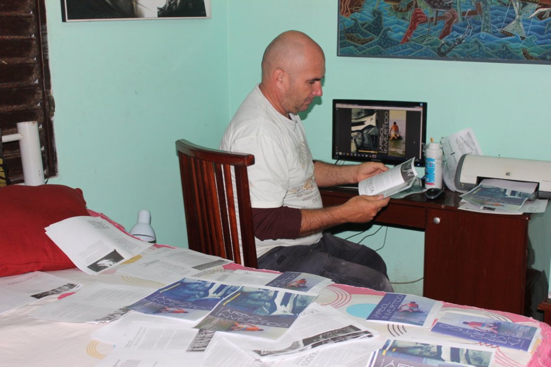 Francis Sánchez, director. Armado manual de un ejemplar impreso de la revista Árbol Invertido en un entorno doméstico.