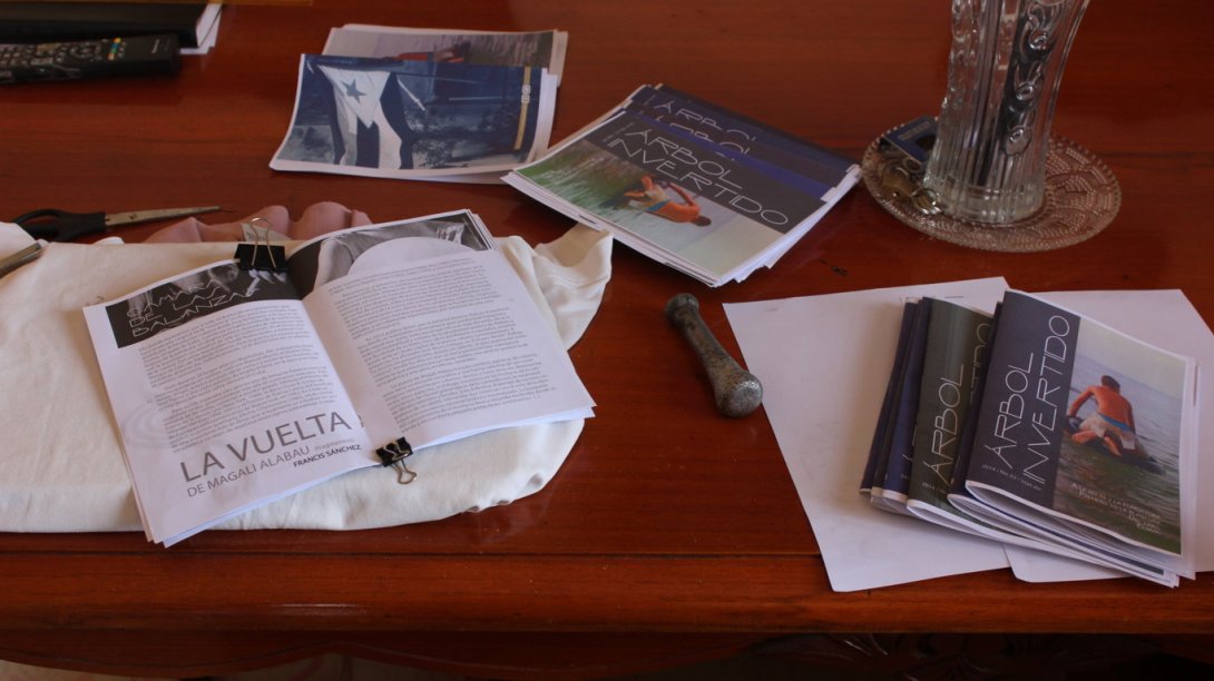 Ejemplares impresos de la revista Árbol Invertido listos para su circulación mediante liberaciones en espacios públicos. Cuba, 2015.