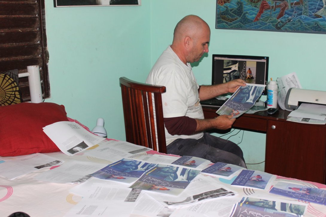 Impresión casera y artesanal de la revista Árbol Invertido. Francis Sánchez, director.