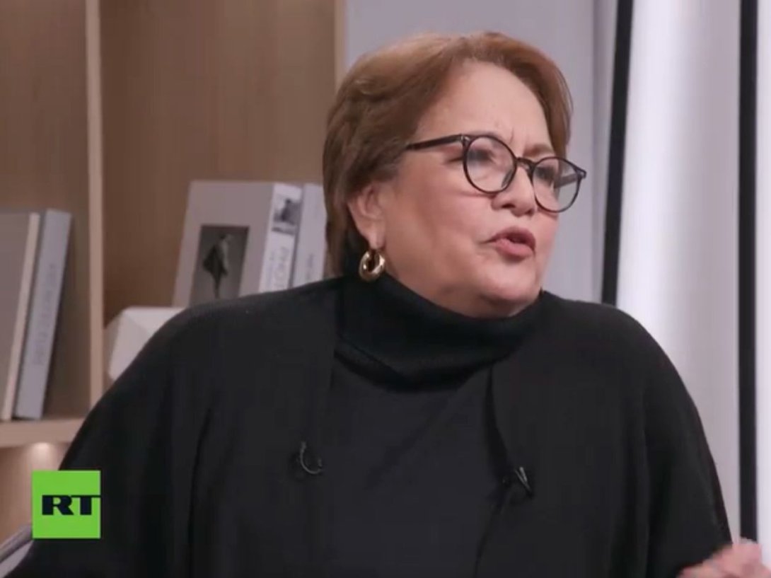 La periodista cubana Arleen Rodríguez Derivet en el programa "Conversa con Correa" de la cadena RT (Russia Today). 10 de noviembre de 2025.