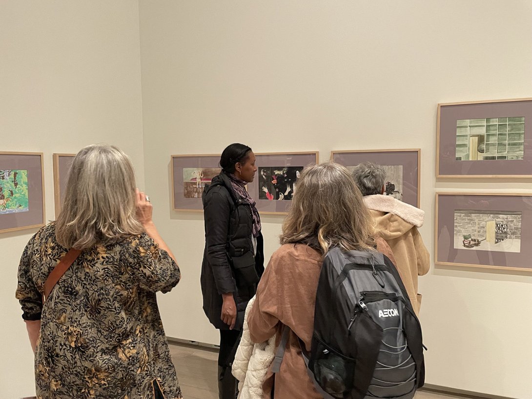 Público frente a "La Noche en Cuba", de Lester Álvarez Meno, durante la inauguración de "Sin Autorización: Contemporary Cuban Art", Wallach Art Gallery, Nueva York