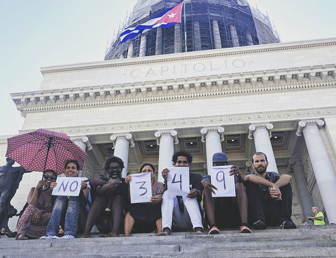 Artistas frente al capitolio de La Habana protestan contra el decreto 349