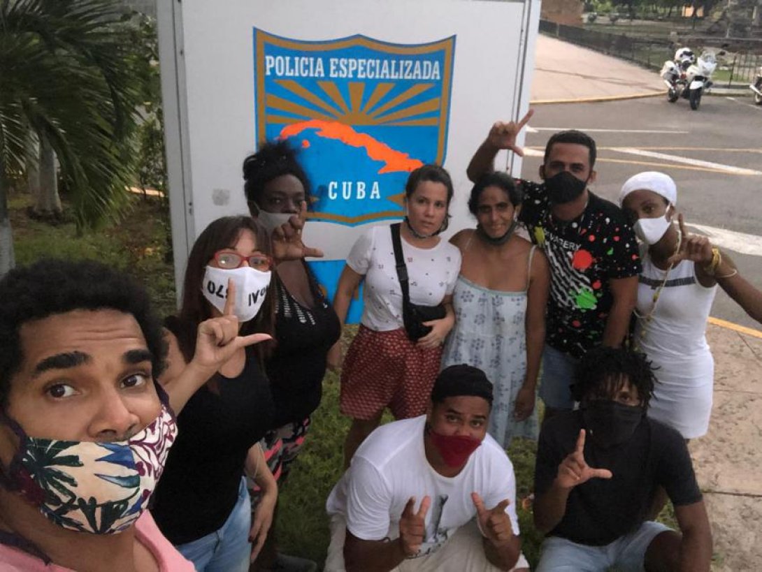 Jóvenes artivistas y disidentes cubanos.