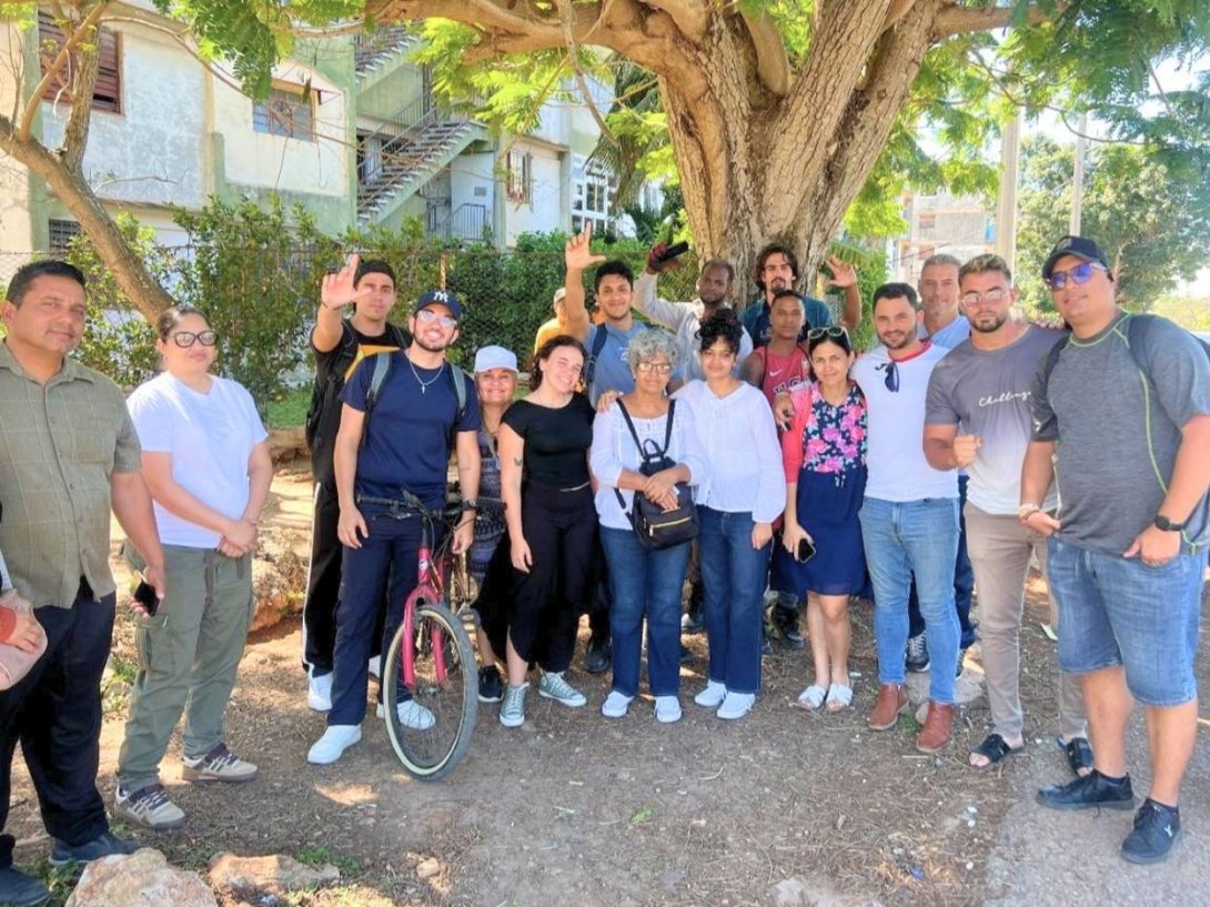 Asamblea solidaria de cubanos reunida en las afueras de una estación policial para brindar apoyo a los detenidos por el régimen (2026).