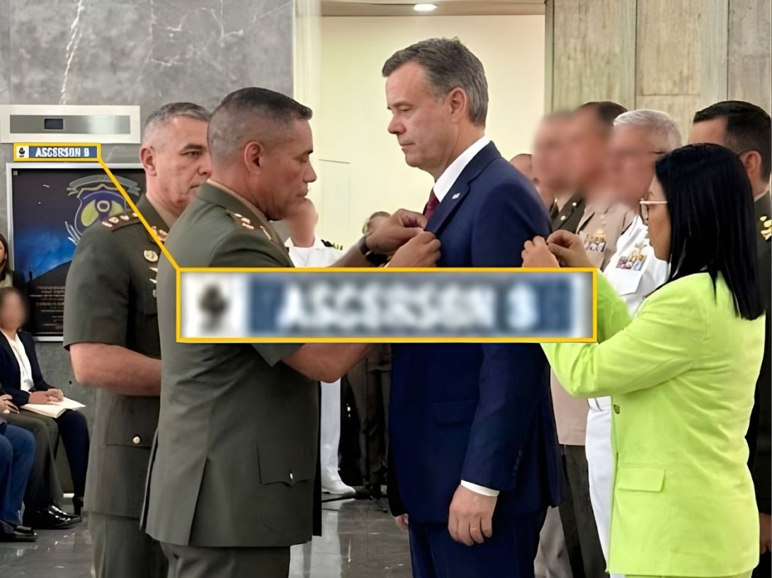 Detalle de la presunta foto de la presidenta encargada de Venezuela, Delcy Rodríguez condecorando al director de la CIA, John Ratcliffe, en Caracas (15 de enero de 2026).