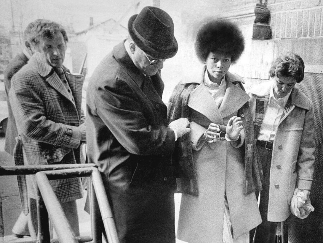 Assata Shakur surante el juicio por homicidio en Estados Unidos (1977).