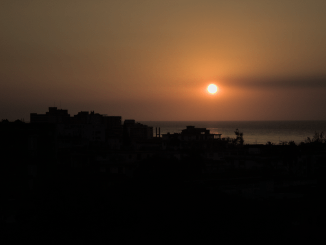 Atardecer sobre el mar mirado desde encima de la ciudad.