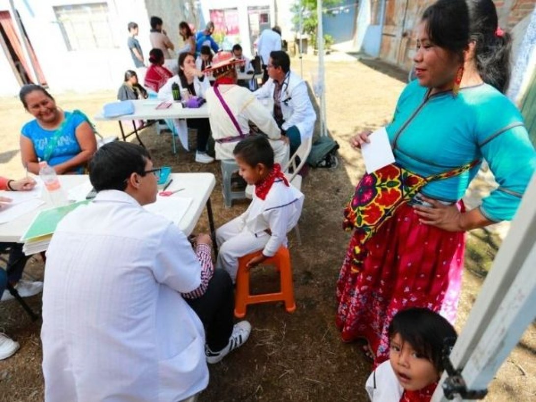 Atención médica en una comunidad indígena de México, contexto de las zonas rurales donde trabajan médicos cubanos.