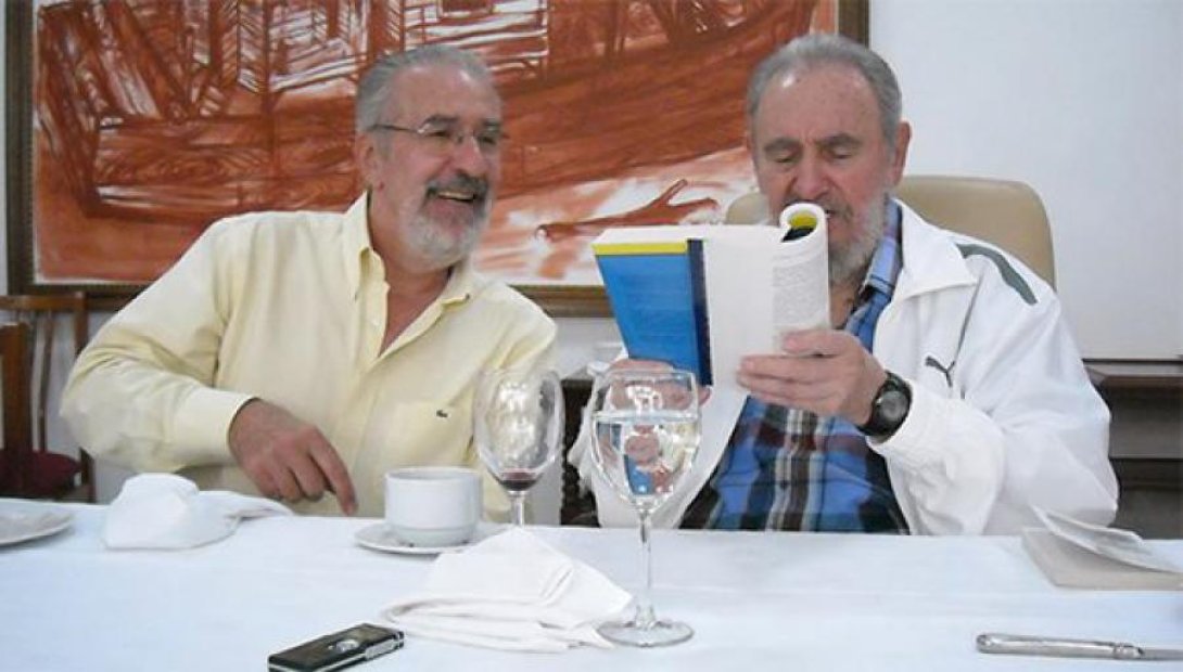 Atilio Borón (izquierda) y Fidel Castro (derecha).