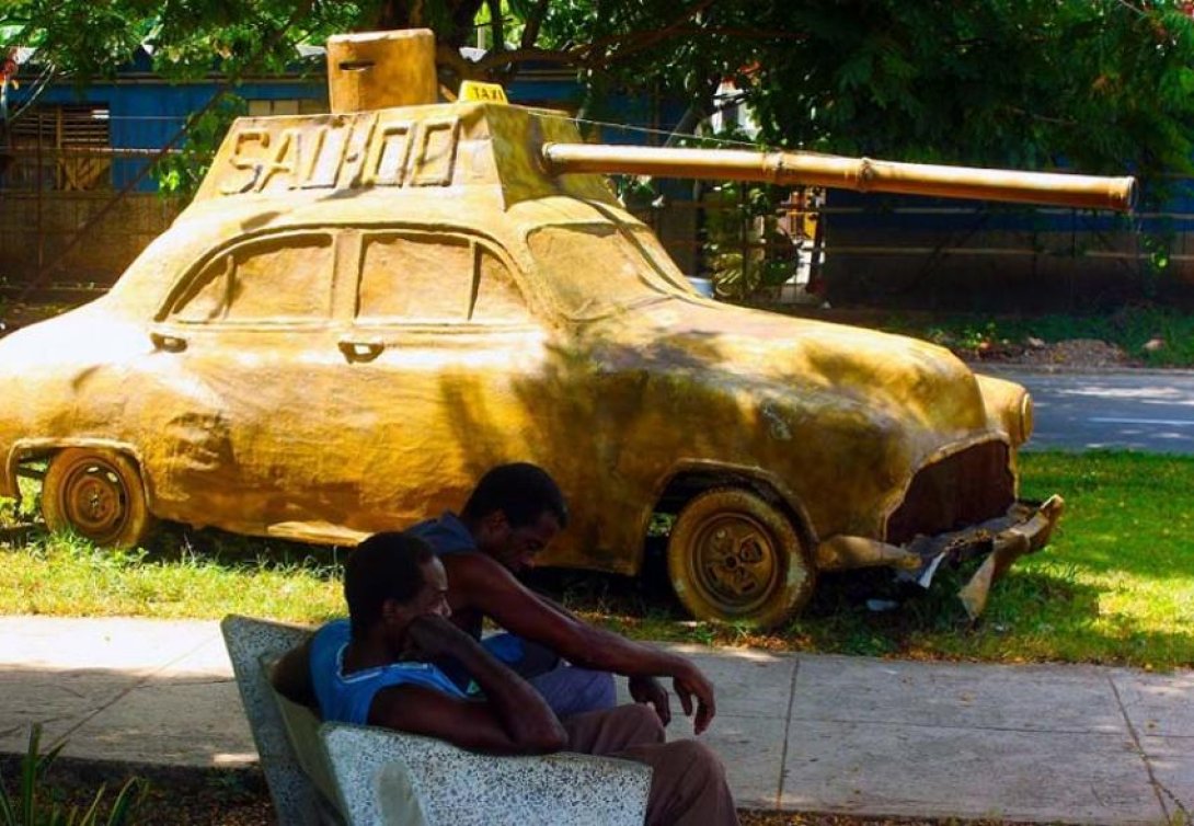 Auto convertido en tanque de guerra