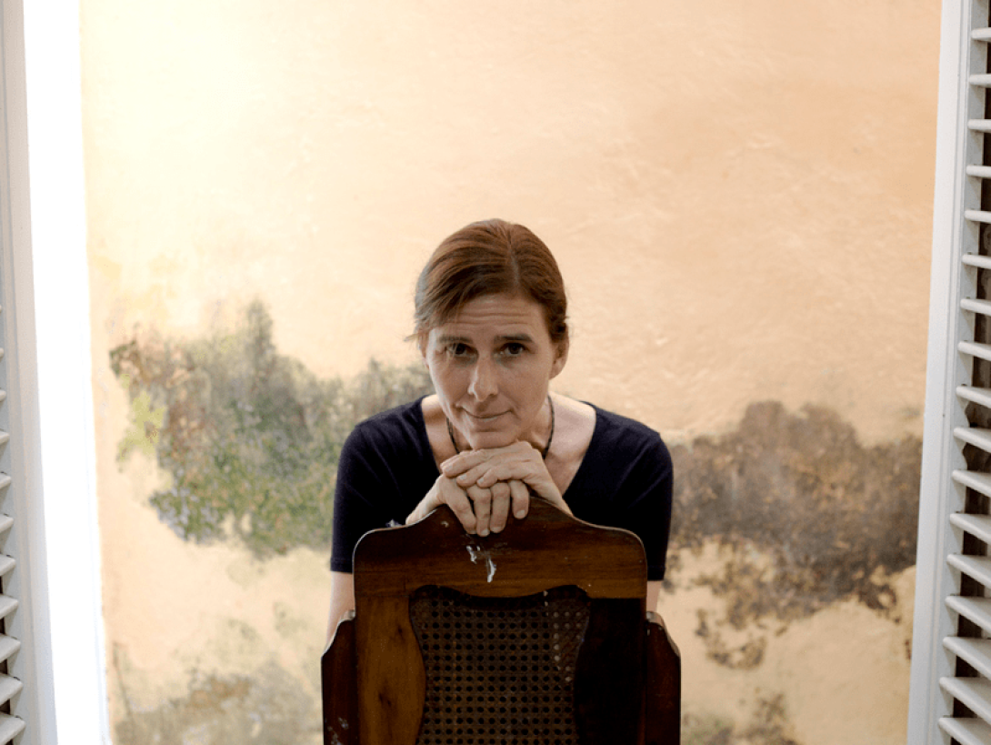 Retrato de Alina Sardiñas sentada en una silla.