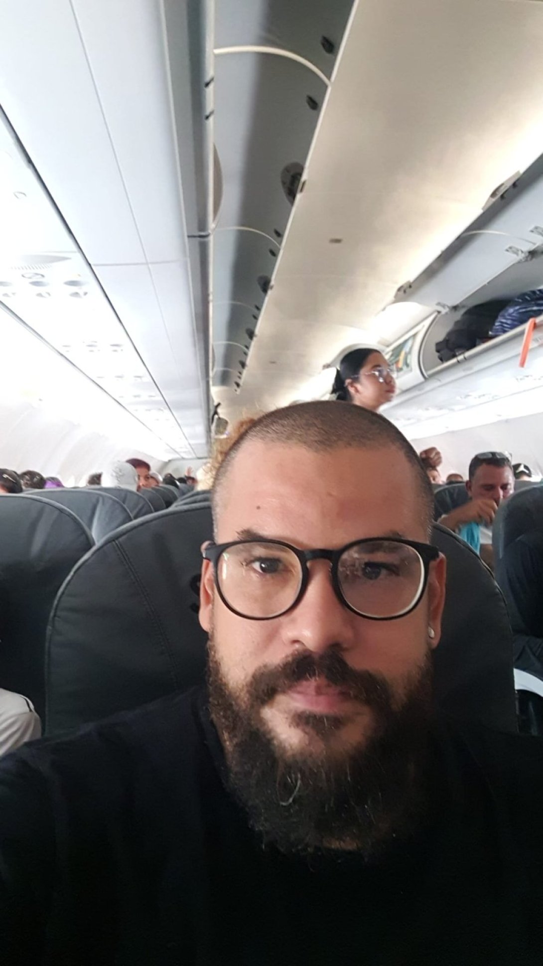 Ariel Maceo en el avión rumbo a Managua, Nicaragua (2023).
