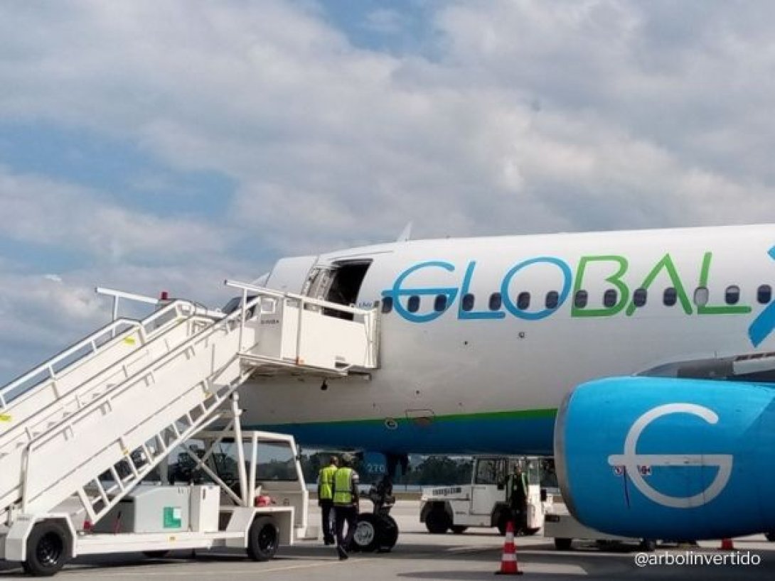 Avión de la aerolínea GlobalX en pista con escalerilla para desembarco.