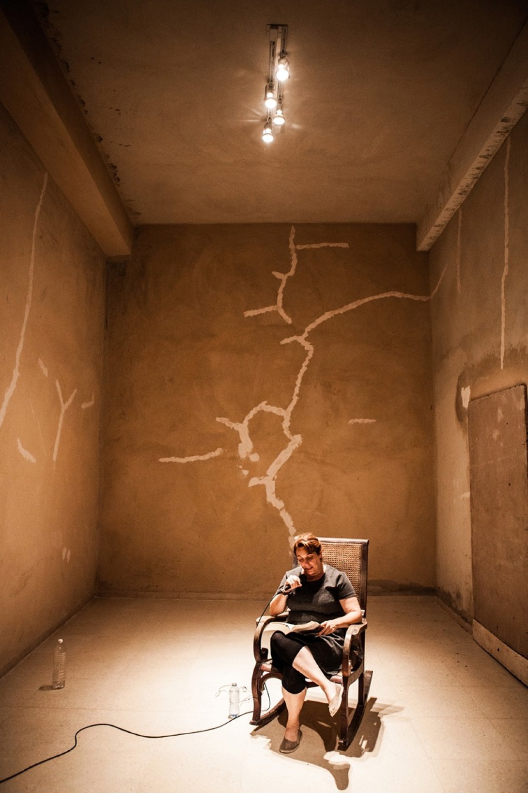 Tania Bruguera durante la performance "Donde tus ideas se convierten en acciones cívicas (100 horas de lectura de Los orígenes del totalitarismo)", XII  Bienal de La Habana (2015). Foto: Leandro Feal, serie "Archivo 349".