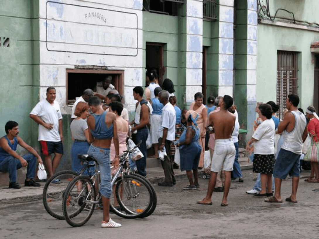 Cola de personas para comprar el pan en Cuba.