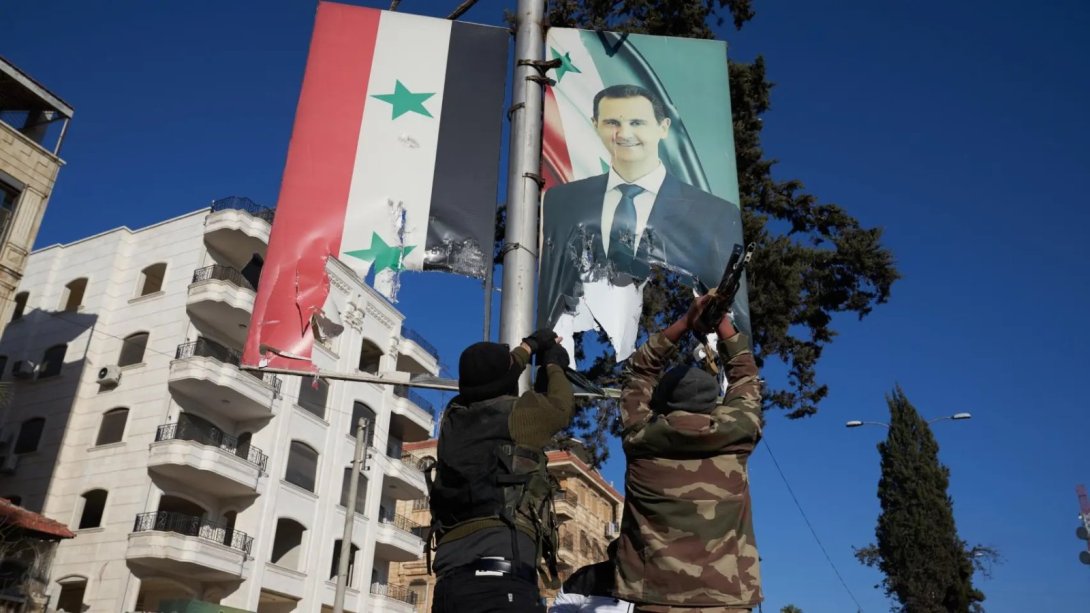 Rebeldes destruyen carteles de Bashar al-Assad.
