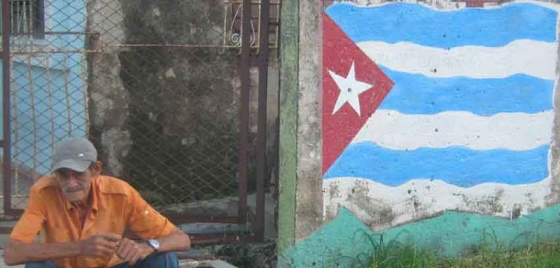 Bandera cubana pintada en la pared. Foto de Francis Sánchez