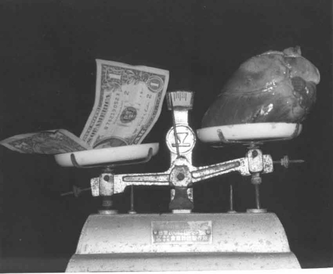 Billete y corazón en una balanza. Foto: Jesús W. Calaña