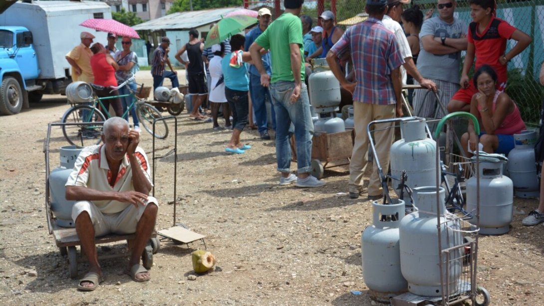 Cola en Cuba para llenar "balitas" de gas.