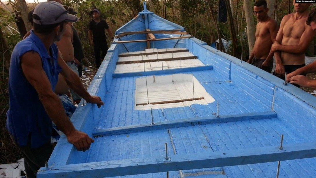 Balseros cubanos con embarcación construida. Fuente: Radiotelevisión Martí.