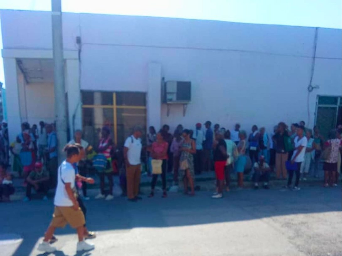 Habitantes de Santiago de Cuba haciendo cola durante horas afuera de un banco de la ciudad para extraer dinero en efectivo (abril de 2026).