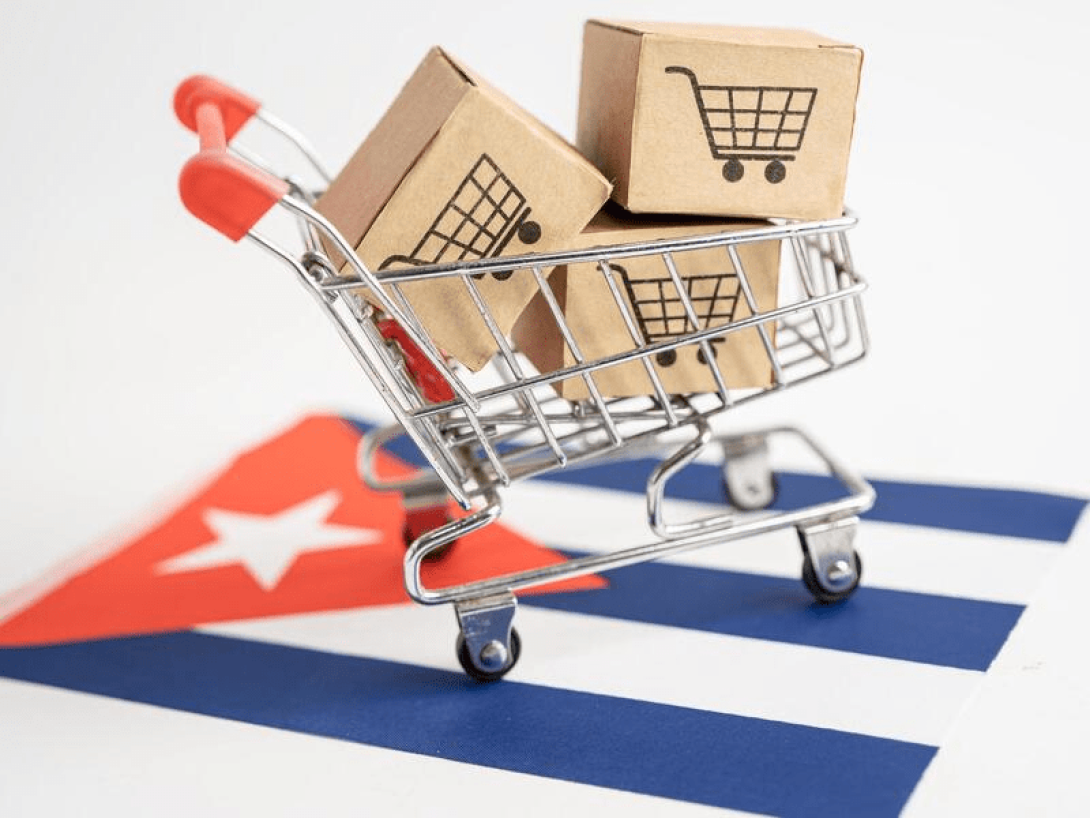 Carrito con compras sobre la bandera cubana.