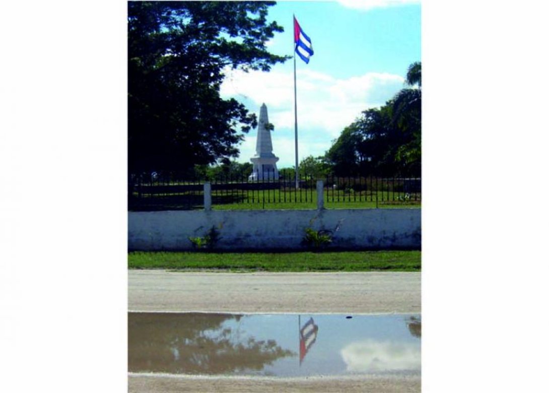 Bandera cubana en Dos Ríos. Foto de Francis Sánchez
