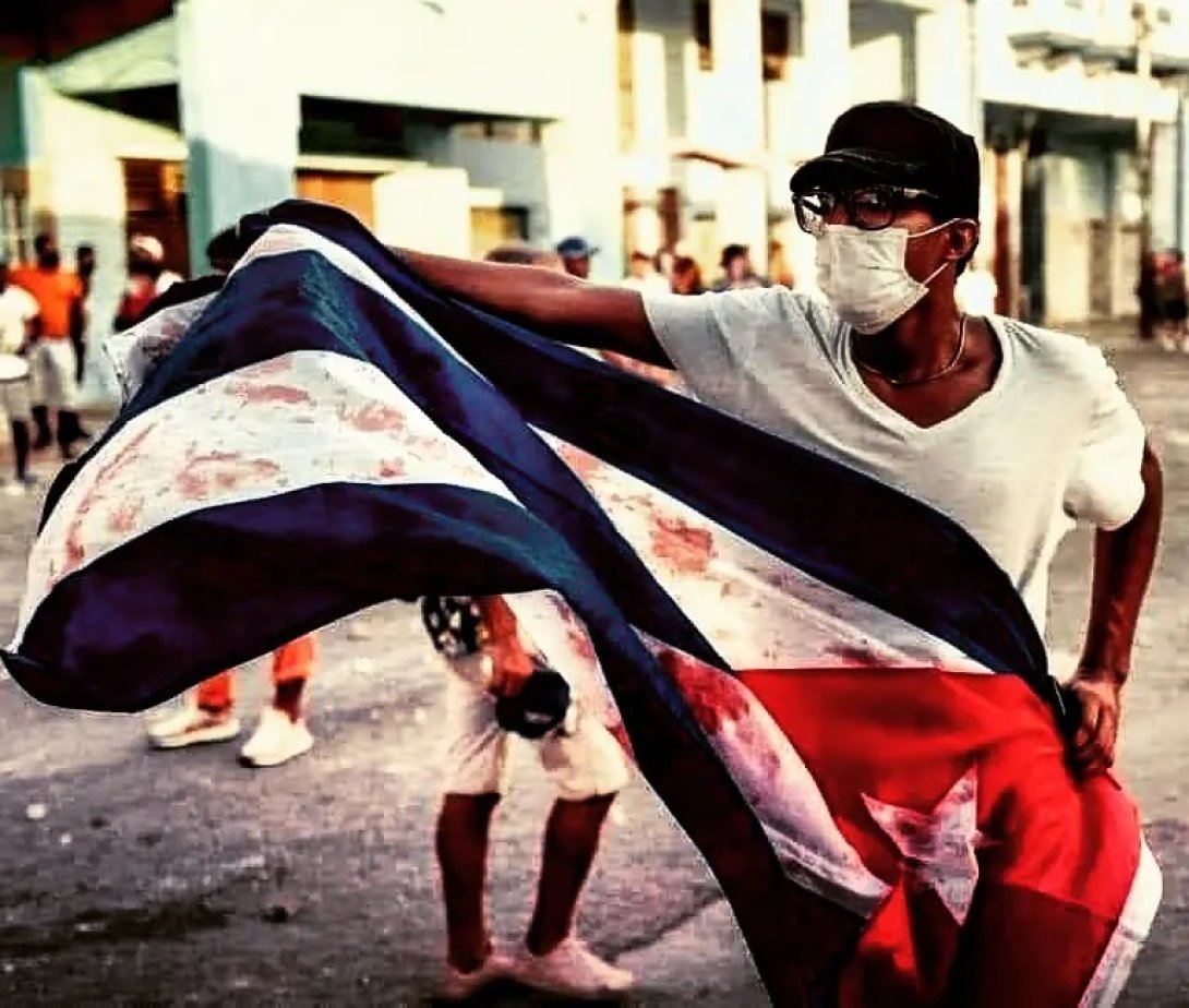 Joven con bandera ensangrentada en las protestas en Cuba, Julio 2021.