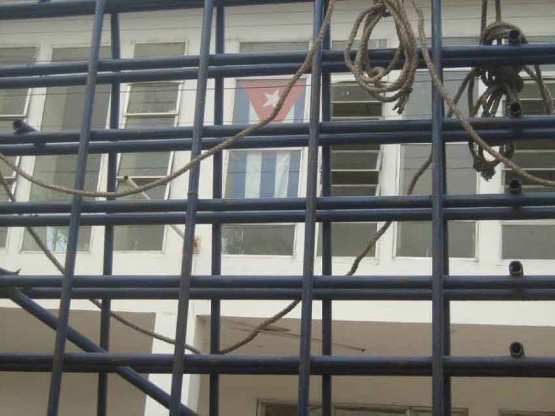 Bandera cubana detrás del andamio. Foto de Francis Sánchez