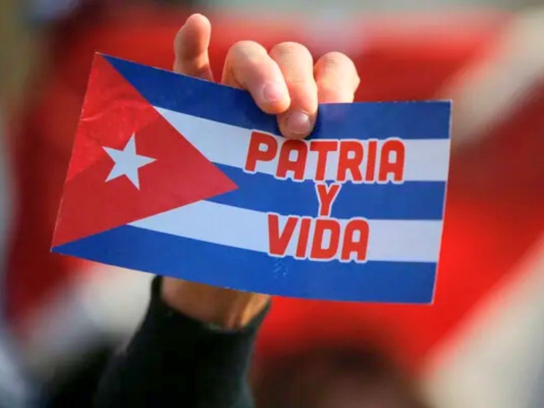 Bandera cubana con el lema "Patria y Vida".