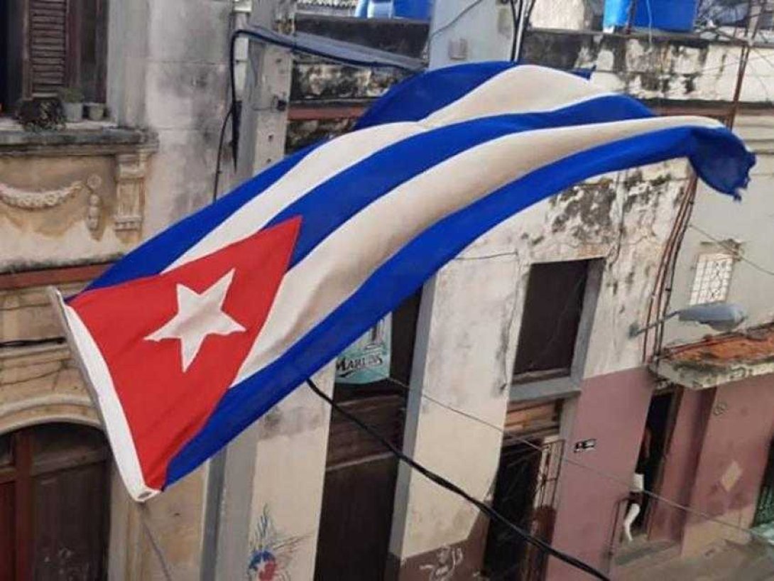 Bandera cubana colgada frente a la sede del Movimiento san Isidro.