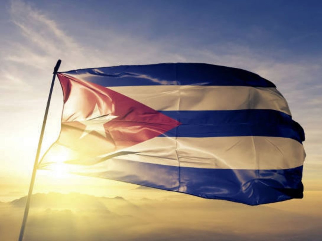 Bandera cubana ondeando al amanecer.