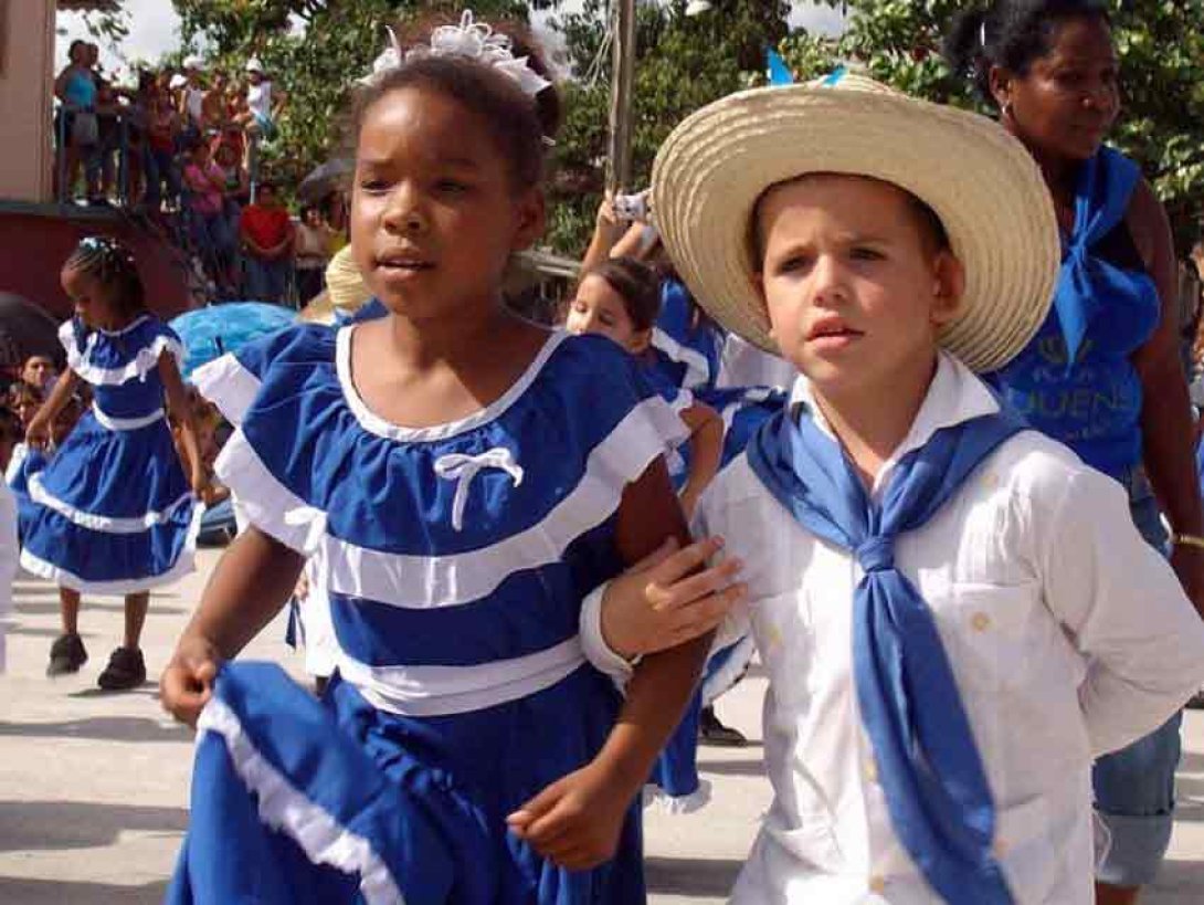 Niños campesinos  del bando azul bailan