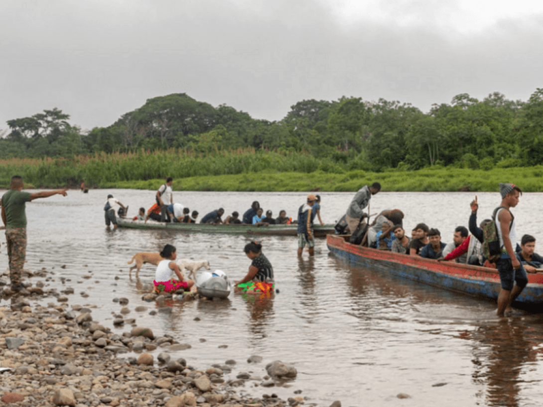 Migrantes cruzando en barcas el Tapón del Darién.
