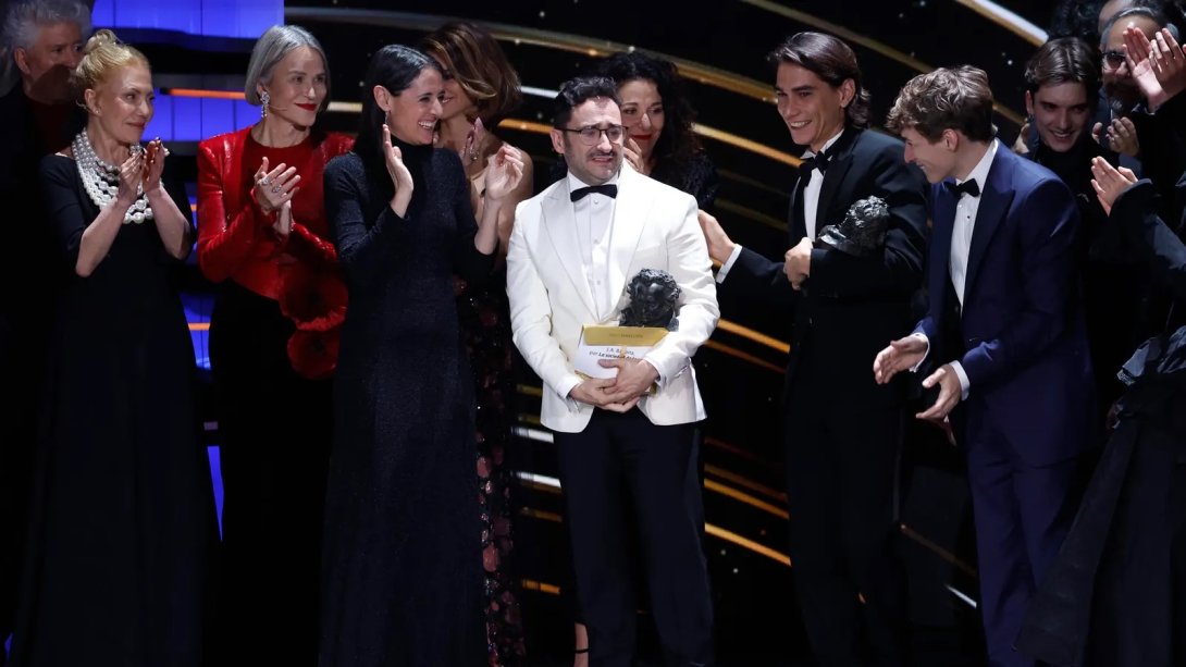 Bayona con el equipo de 'La sociedad de la nieve' tras recibir el Goya a Mejor película.