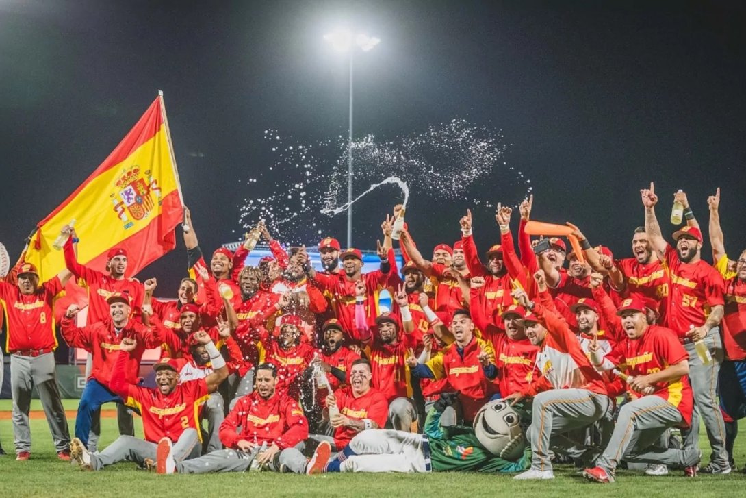 La selección española de Béisbol tras ganar el campeonato europeo.