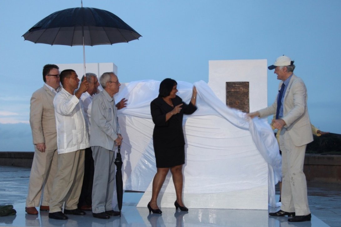 Ceremonia en La Habana en 2016 donde autoridades cubanas y Bernard Weber, fundador de New7Wonders, develan la placa que declara a la capital como una de las Nuevas Siete Ciudades Maravilla del Mundo.
