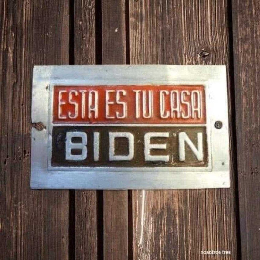 Letrero en puerta casa Cuba: esta es tu casa Biden