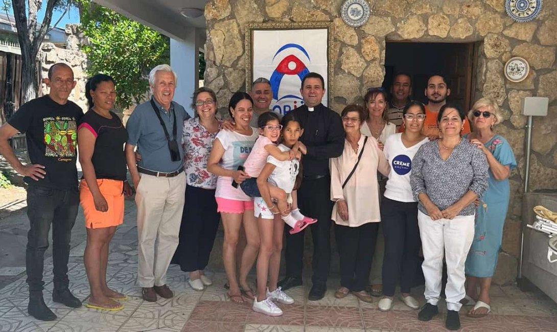 El sacerdote Bladimir Navarro Lorenzo junto a emigrantes cubanos acogidos por la Asociación Cobijo Cubano en Madrid. Foto: Schoenstatt.org.
