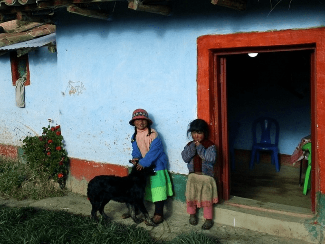 Niños en América del Sur fuera de una casa.