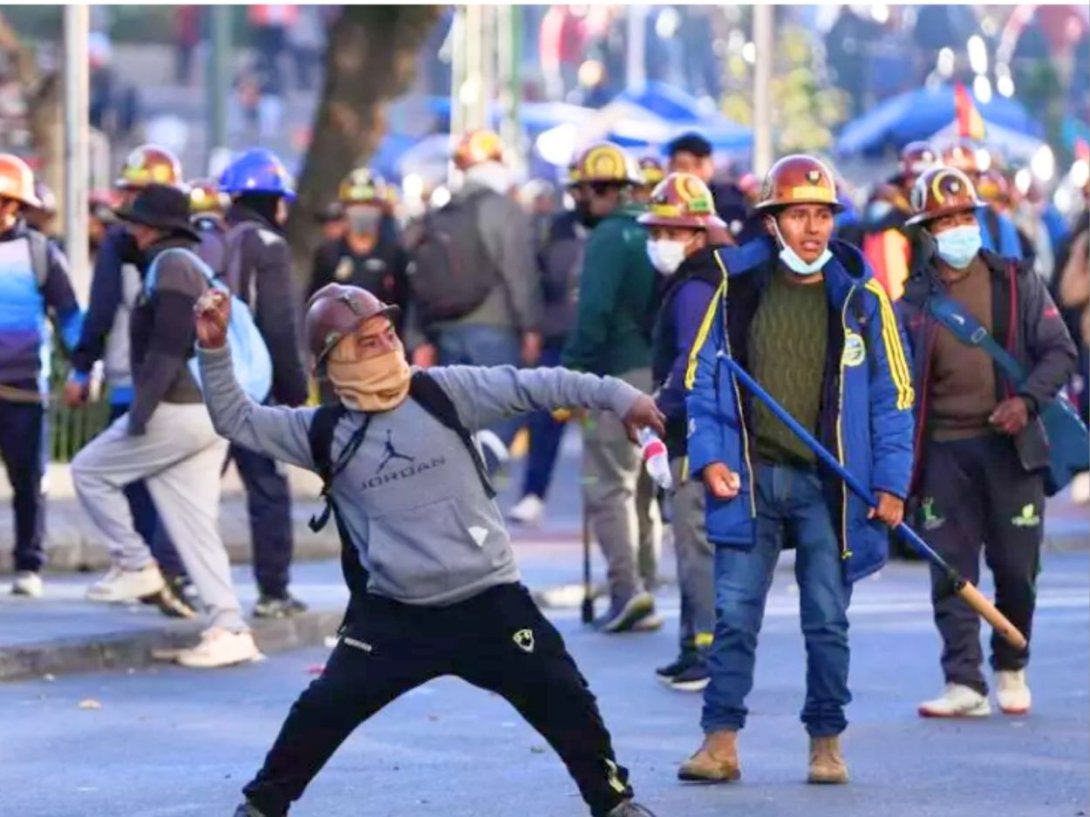 Protestas en La Paz, capital de Bolivia (14 de mayo de 2026). Foto: AP.