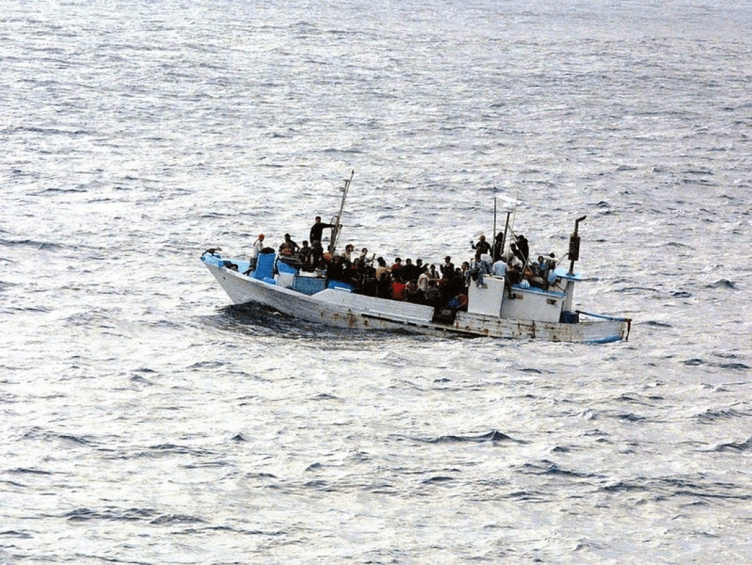 Bote de migrantes cruzando el mar.