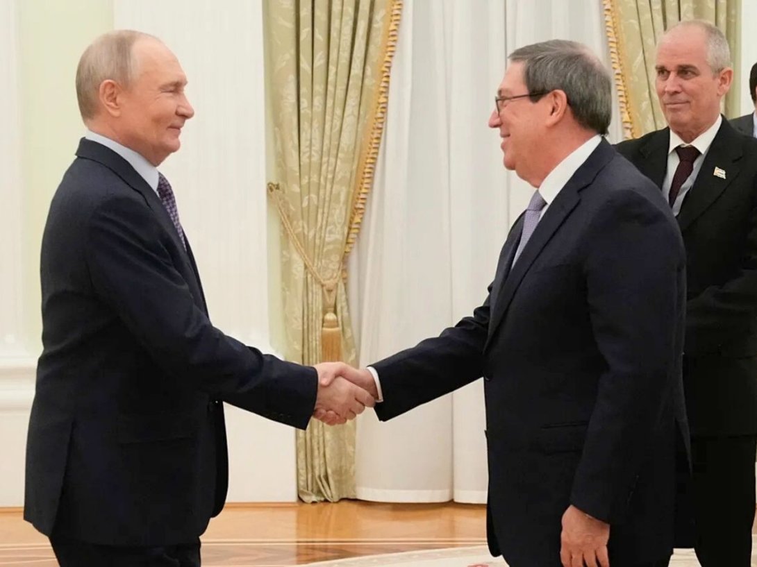 El presidente de Rusia, Vladimir Putin, y el canciller cubano Bruno Rodríguez en Moscú (18 de febrero de 2026).