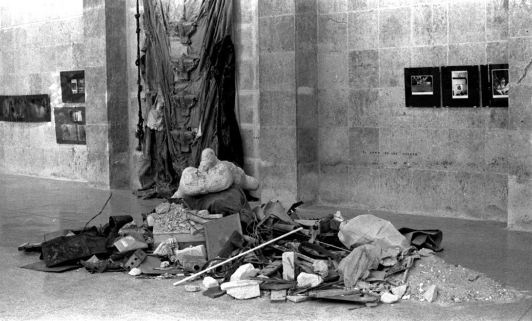 Instalación de Adriano Buergo en la exposición "Tres mundos" (1989) en la III Bienal de La Habana.