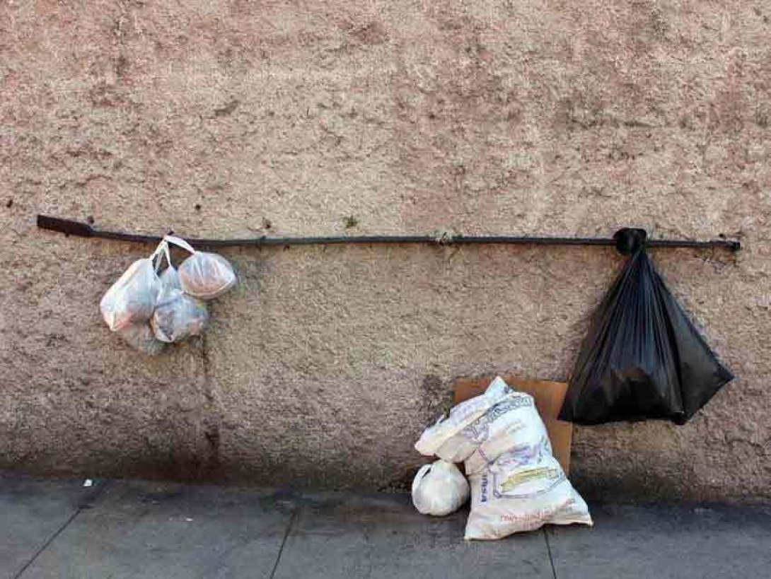 Bultos de basura colgando. Foto: Francis Sánchez