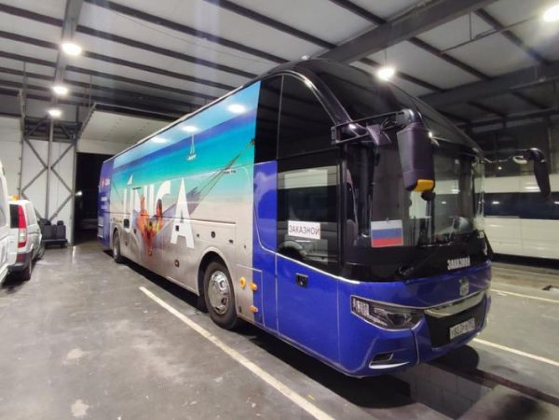 Bus con publicidad cubana en Moscú.