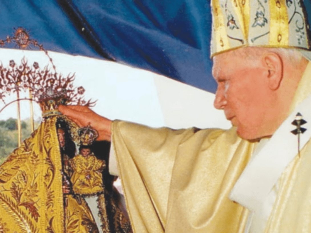 Papa Juan Pablo II junto a la Virgen de la Caridad, en Cuba.