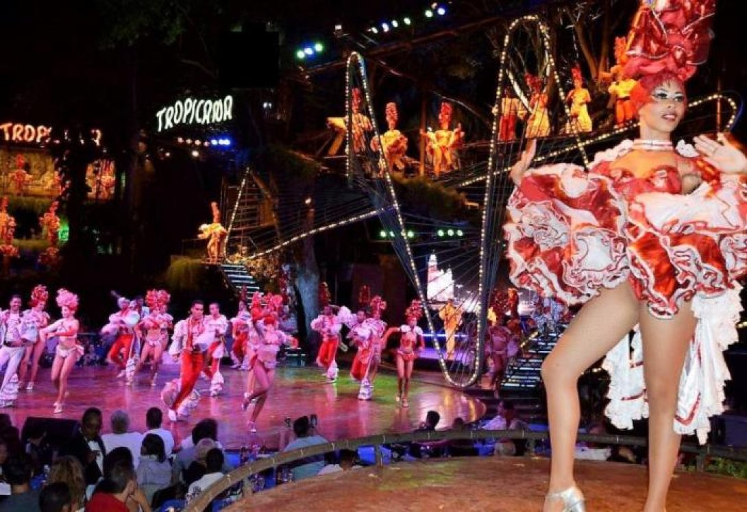 Cabaret Tropicana en La Habana, Cuba. Bailarinas mulatas cubanas