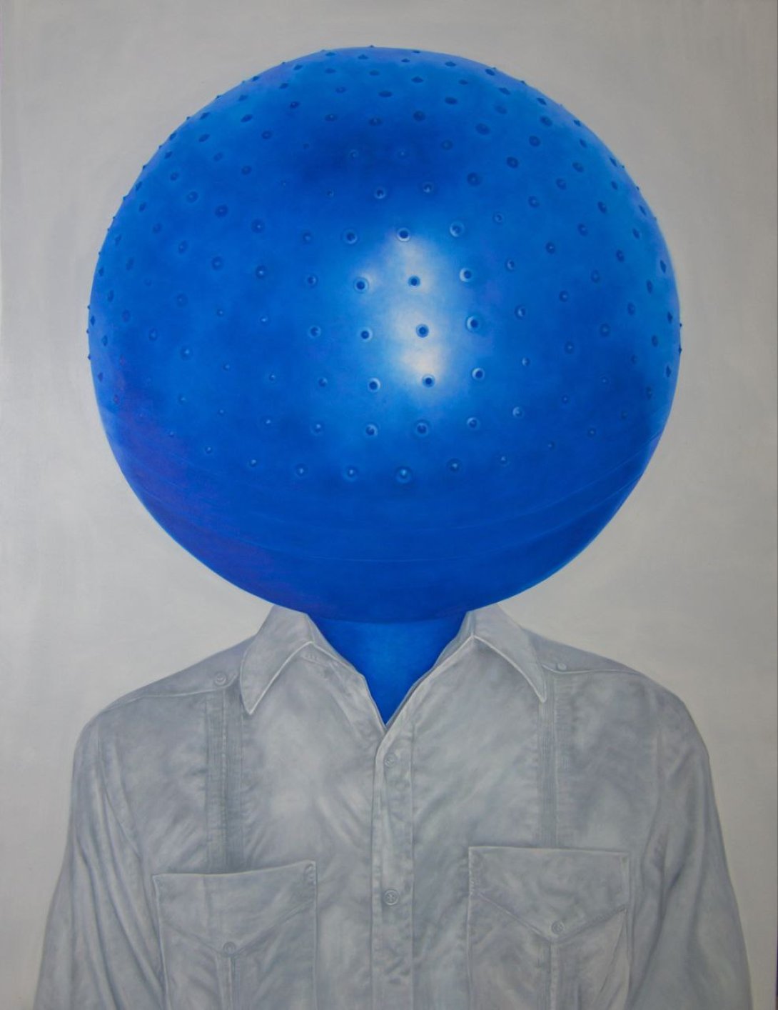 Obra de la serie "ID", de Abel Monagas Alfonso, cabeza de pelota azul con guayabera